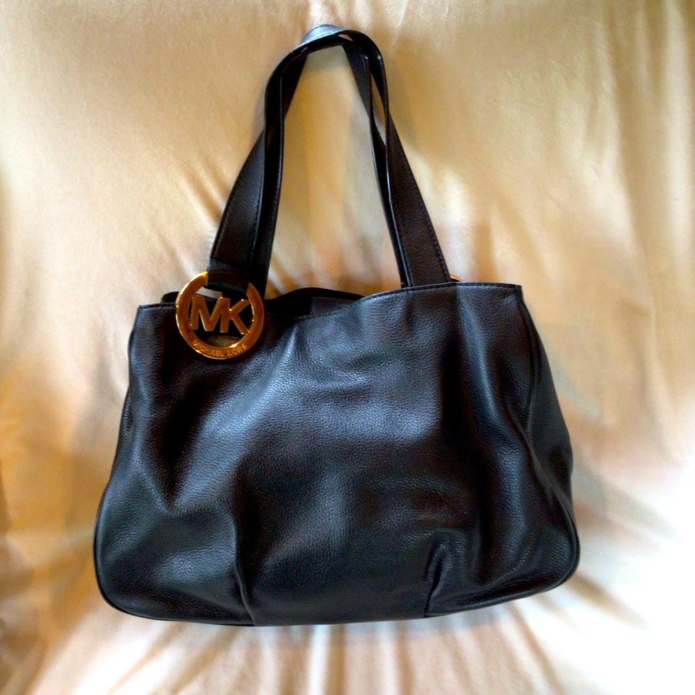 Michael Kors Black Leather Shoulder Bag with Classic Design